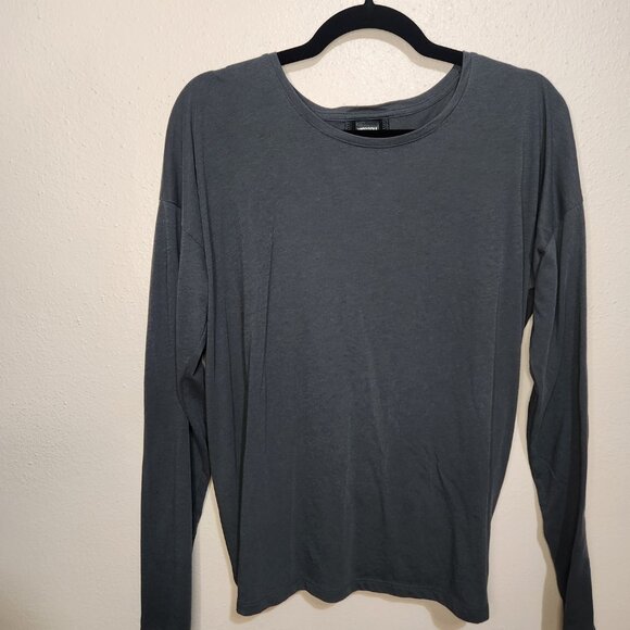 Victoria Sport Dark Gray Long-Sleeve Top Gold Brand Knotted Back Size Medium - Picture 9 of 9